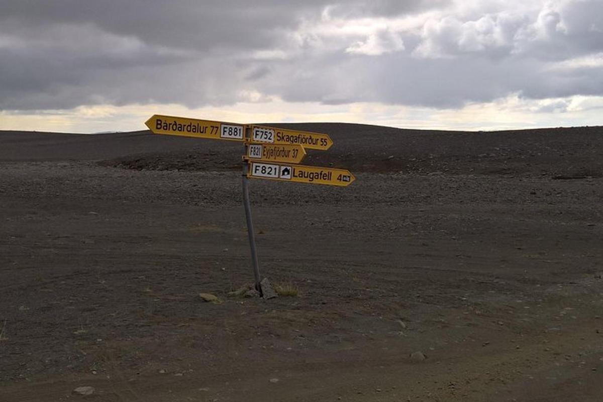una señal de calle en medio de un campo