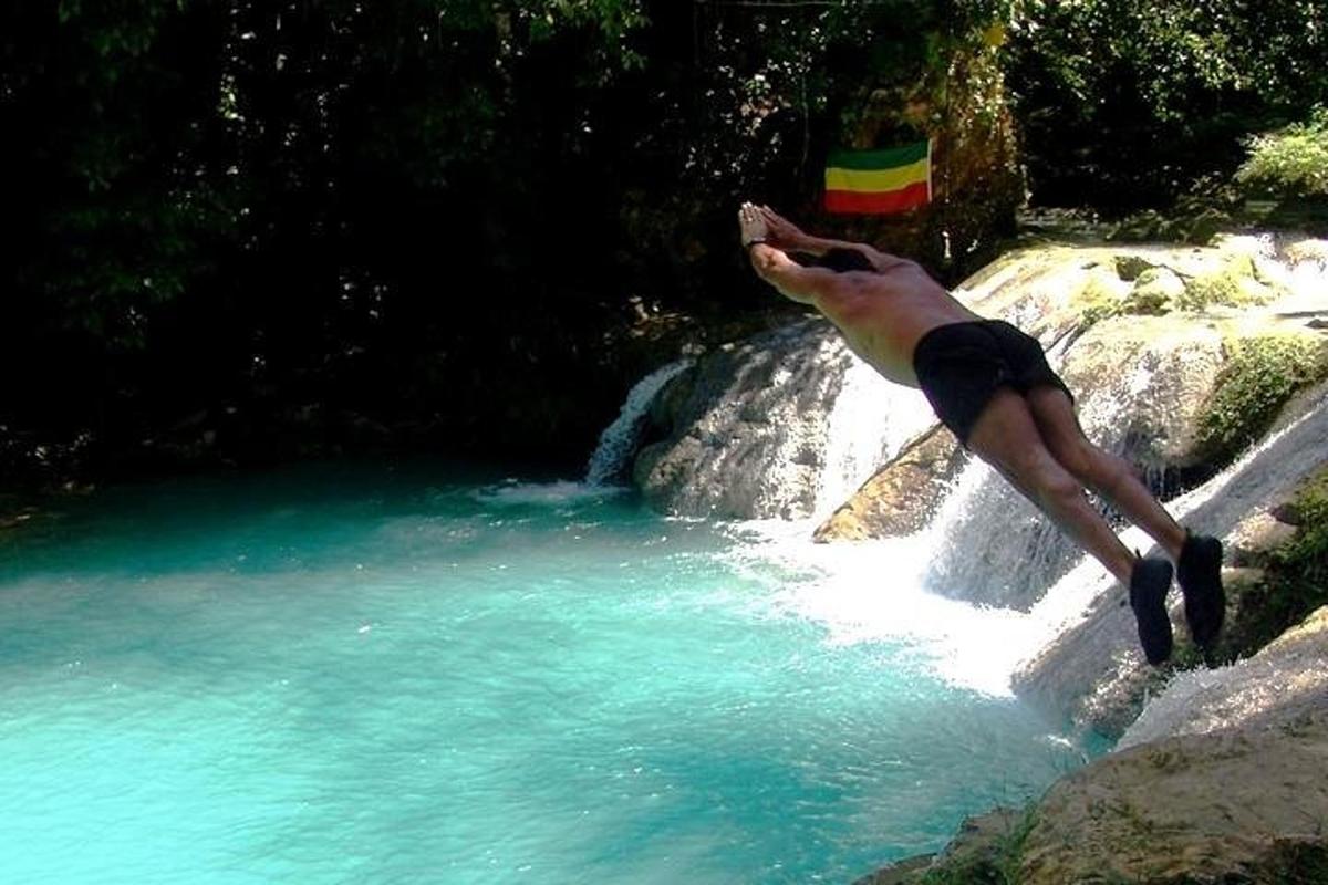 Un hombre está saltando a un estanque de agua.