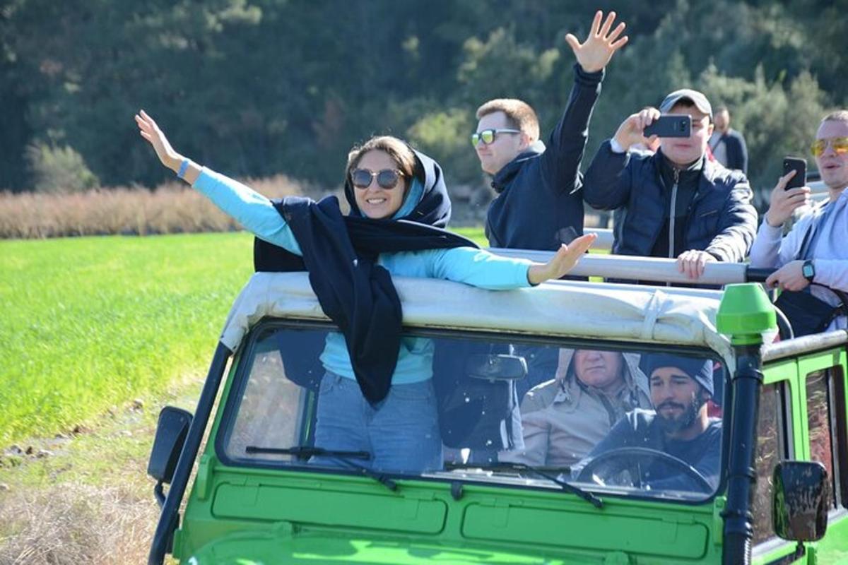 un gruppo di persone che viaggiano sul retro di un veicolo