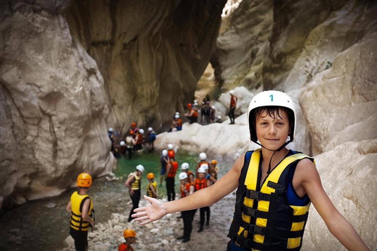 um menino de capacete parado em uma caverna