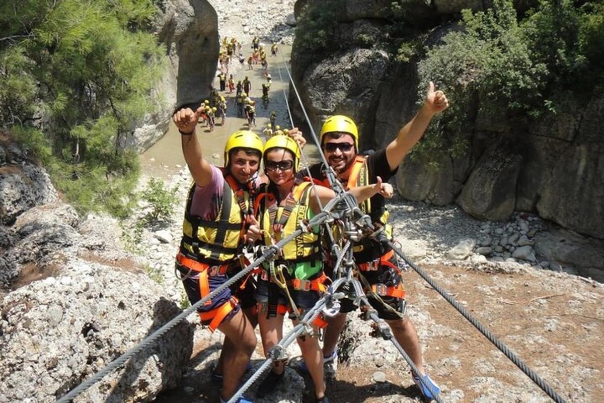 Μια ομάδα τριών ατόμων σε ράφτινγκ σε λευκό ποτάμι