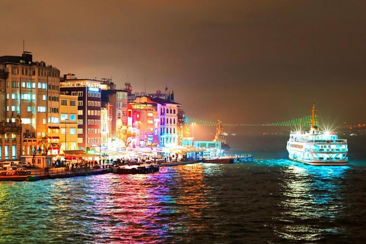 Una ciudad de noche con un puente y barcos.