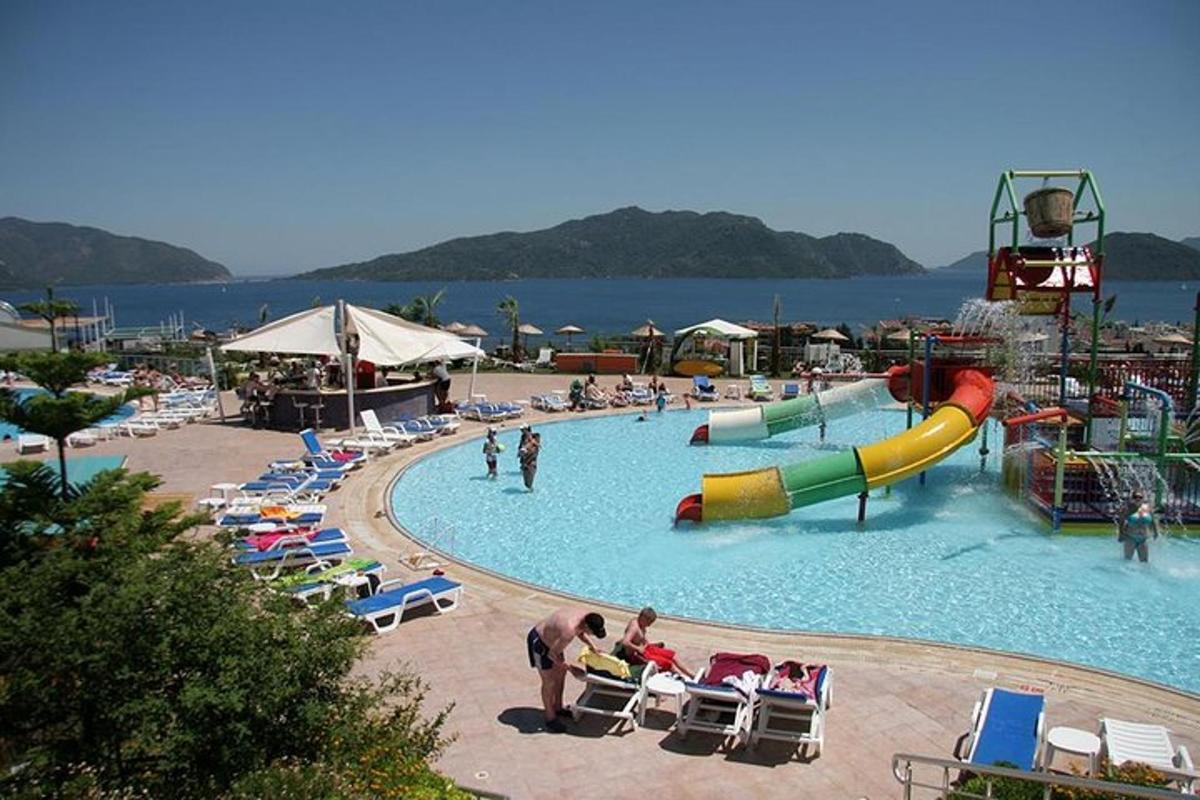 o piscină mare cu un parc acvatic cu tobogan