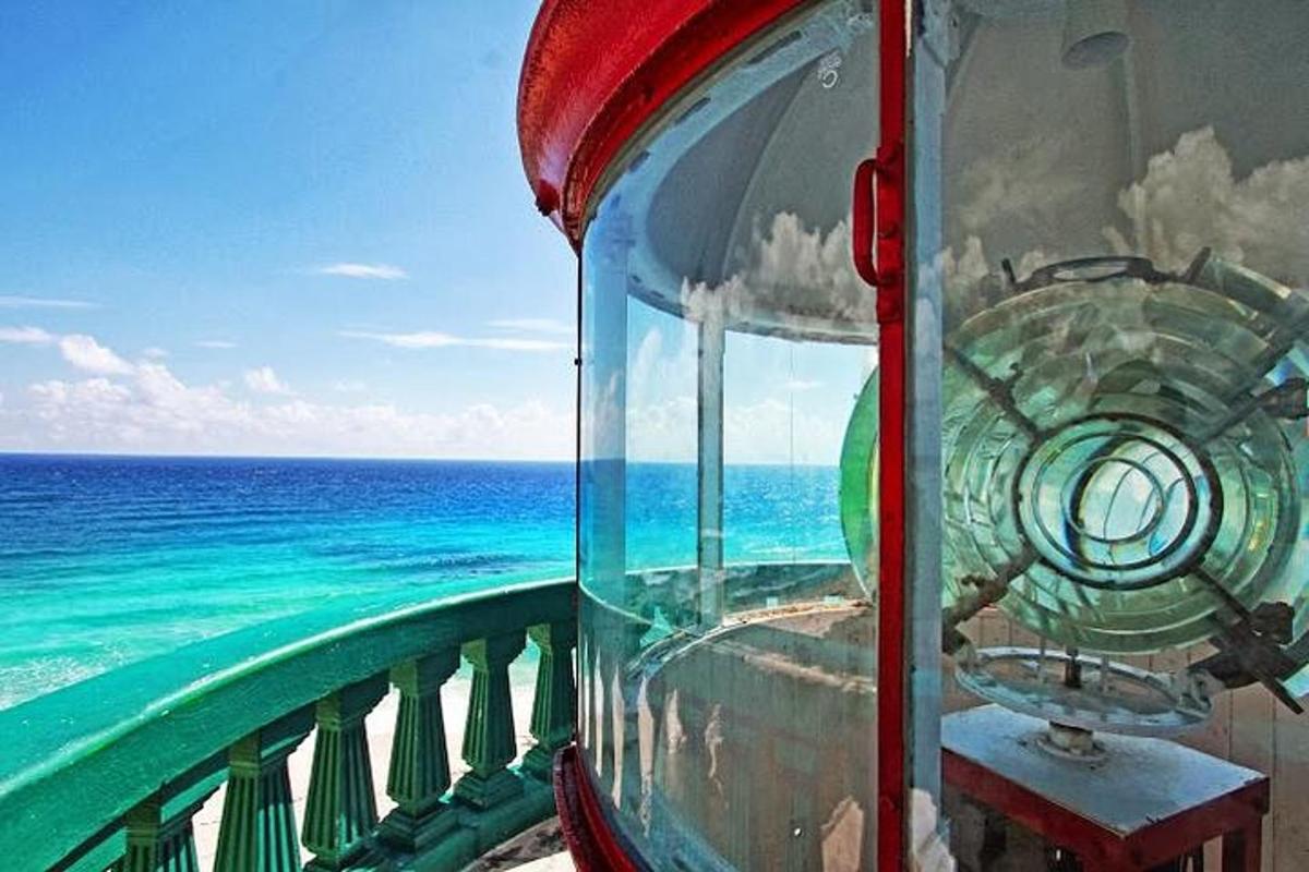 uma vista do oceano da varanda de um resort