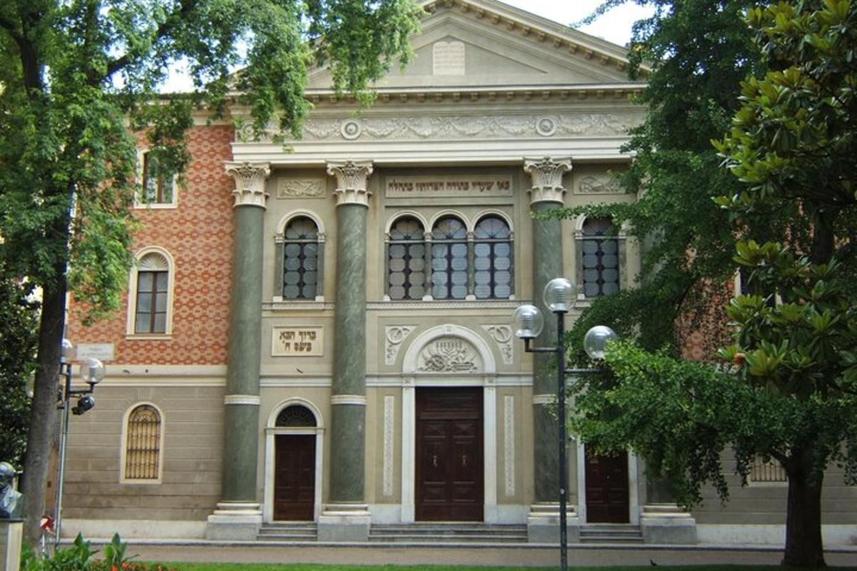 ein großes Backsteingebäude mit einer großen Tür