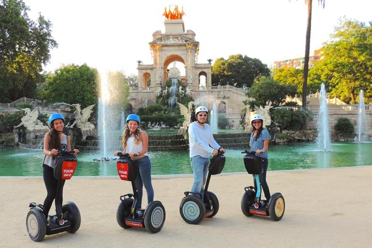 một nhóm người đi xe segway trước đài phun nước