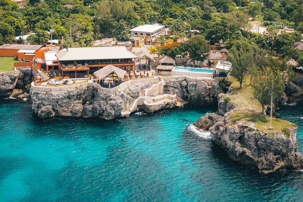 una vista aerea di un resort in acqua