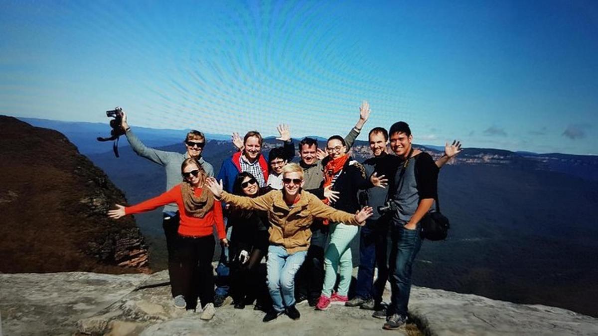 un grupo de personas de pie en la cima de una montaña