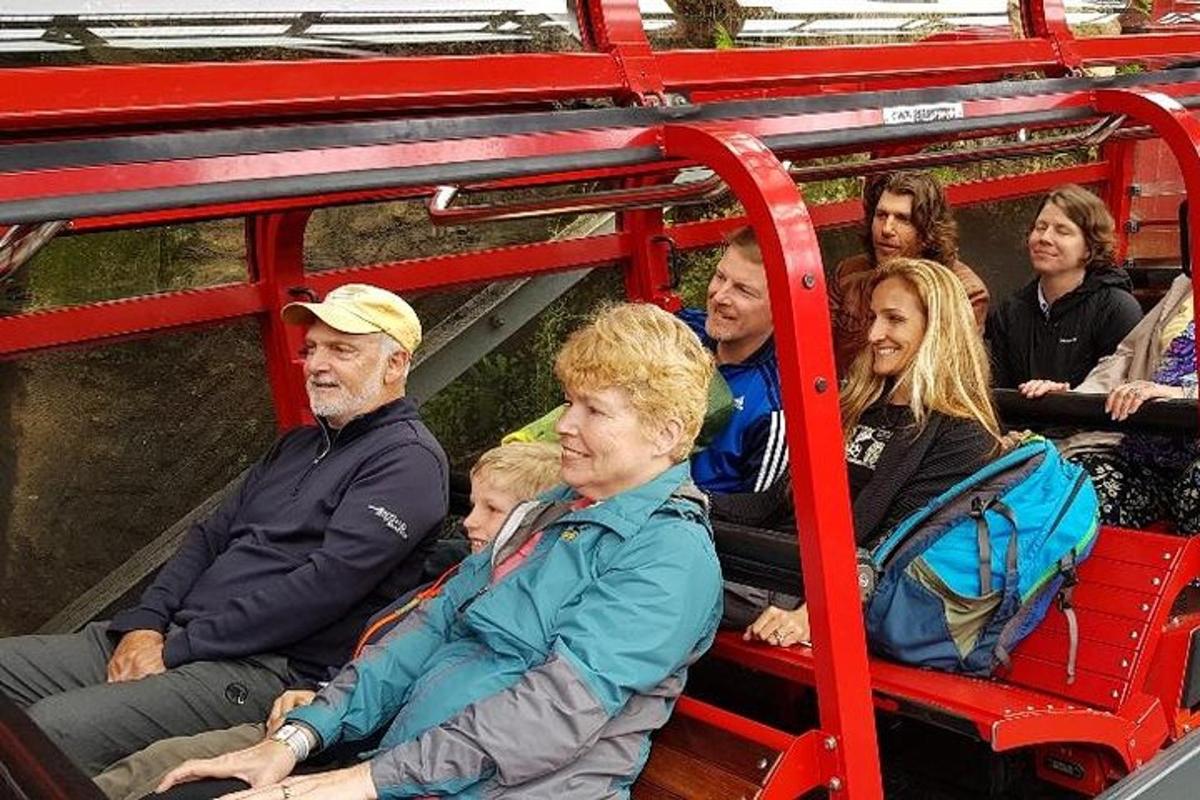 un grupo de personas sentadas en un autobús