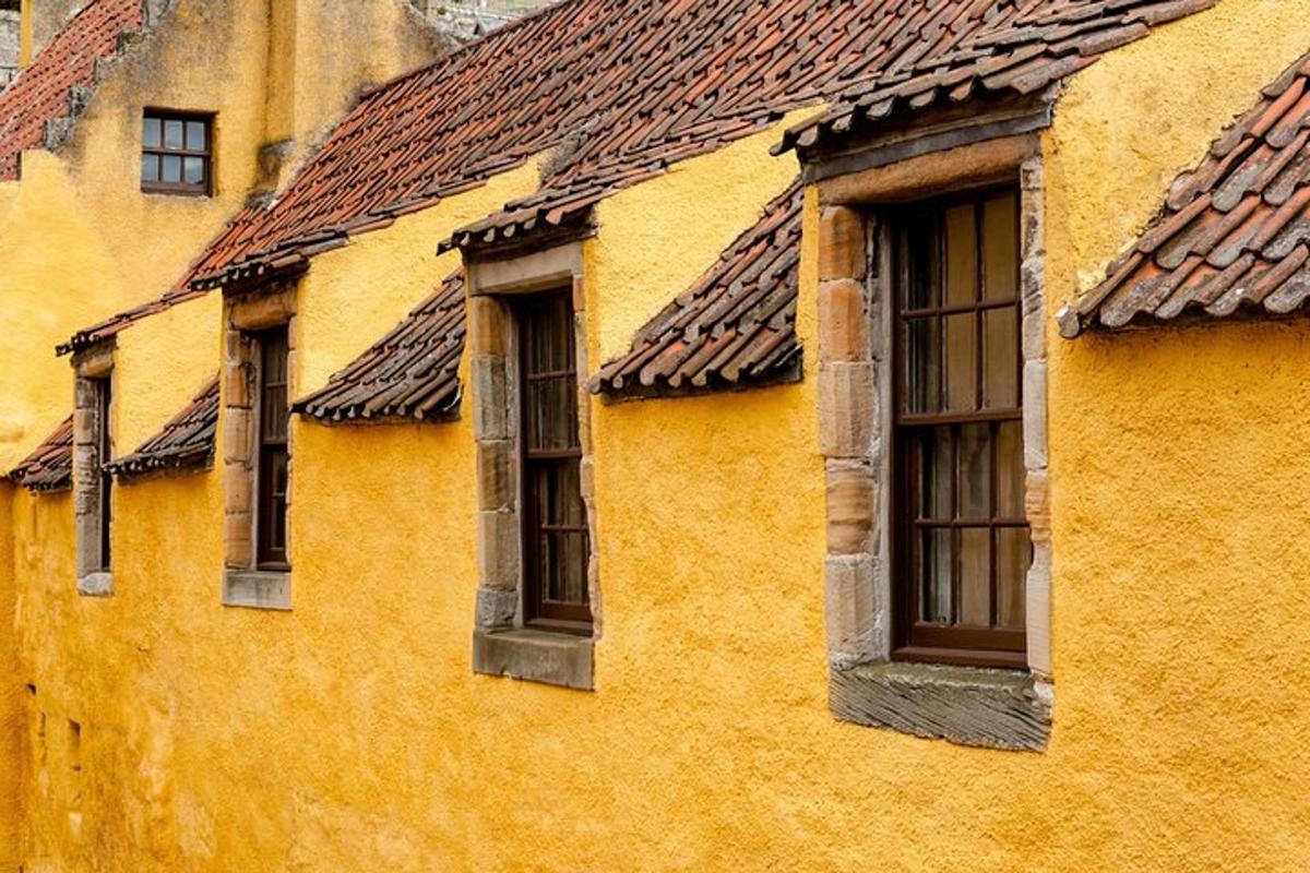 một dãy cửa sổ trên một tòa nhà màu vàng