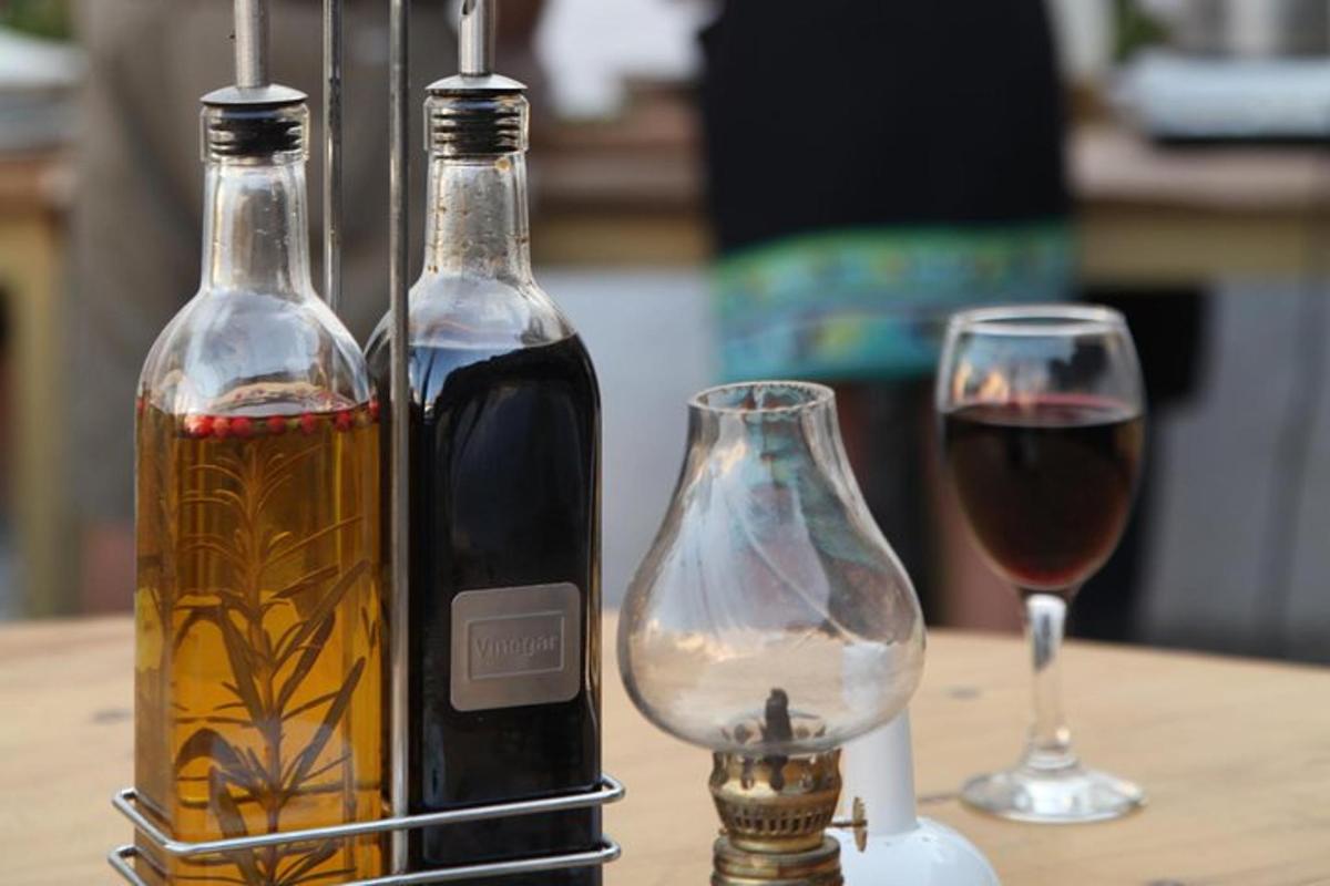 tvær flöskur af víni og glas á borði