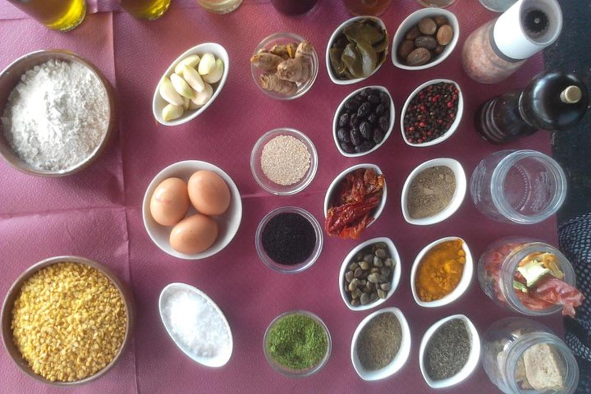meja yang atasnya terdapat berbagai jenis bahan dan bumbu