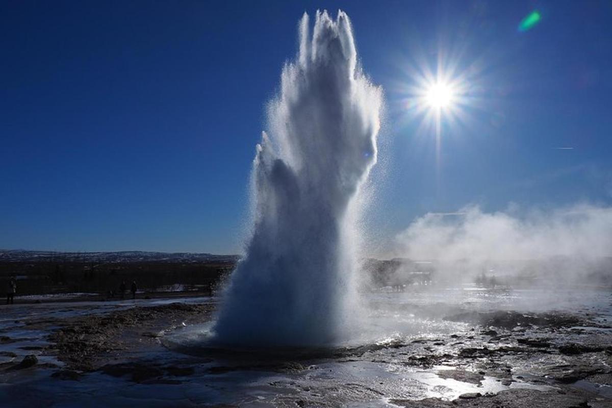 geyser dengan matahari di langit