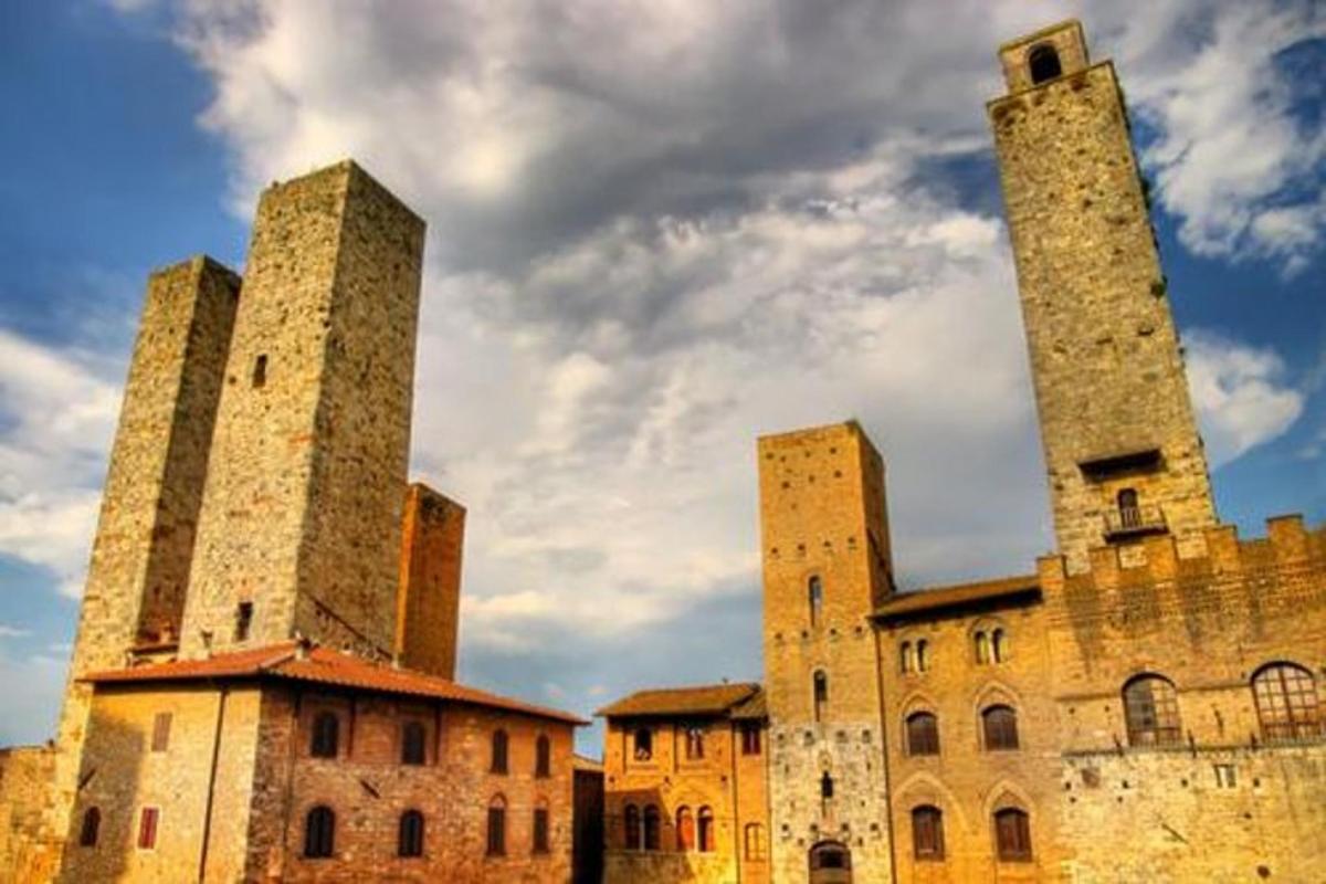 dues torres a sobre d'un edifici antic