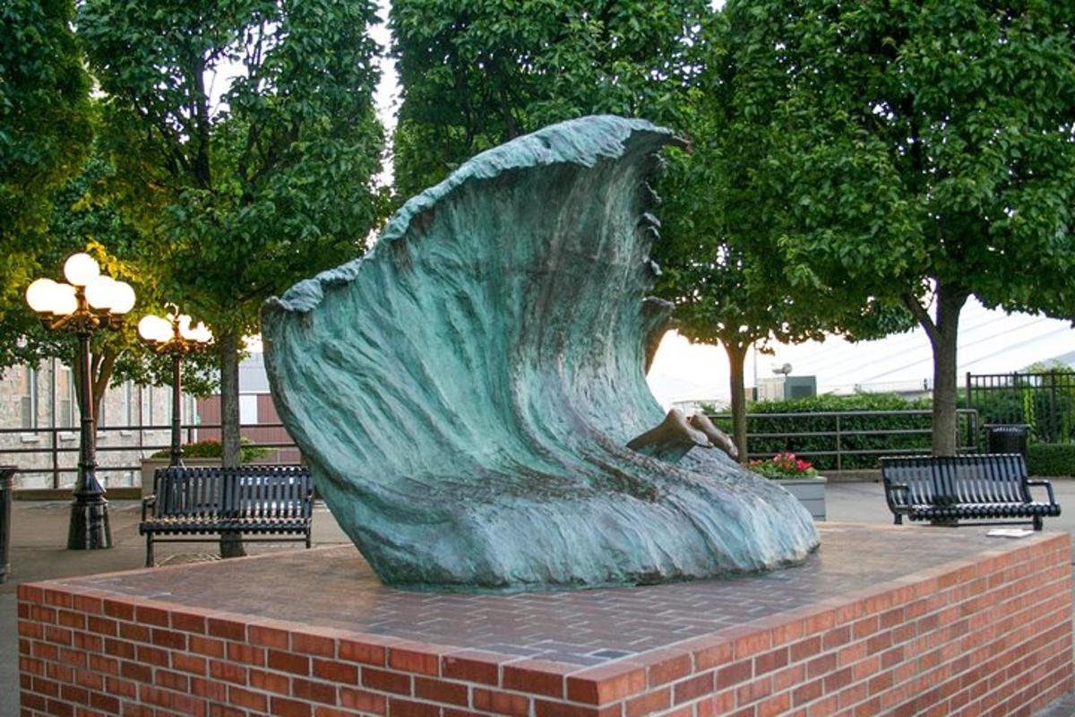 en statue av en bølge i en park