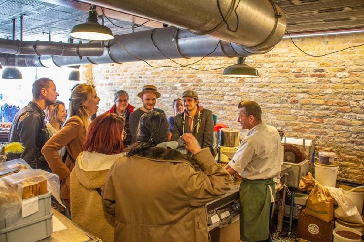 Un grupo de personas de pie en una cocina.