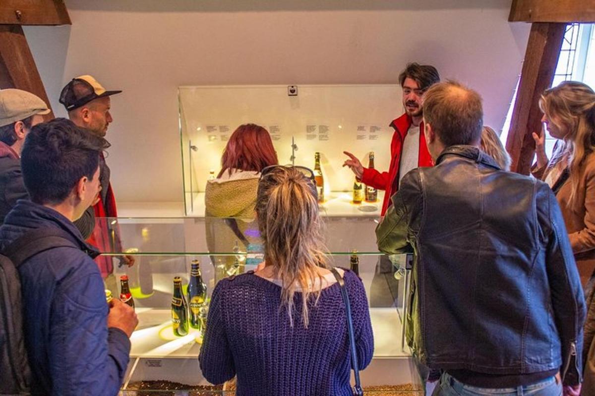 hópur fólks stendur við afgreiðsluborð og skoðar flöskur