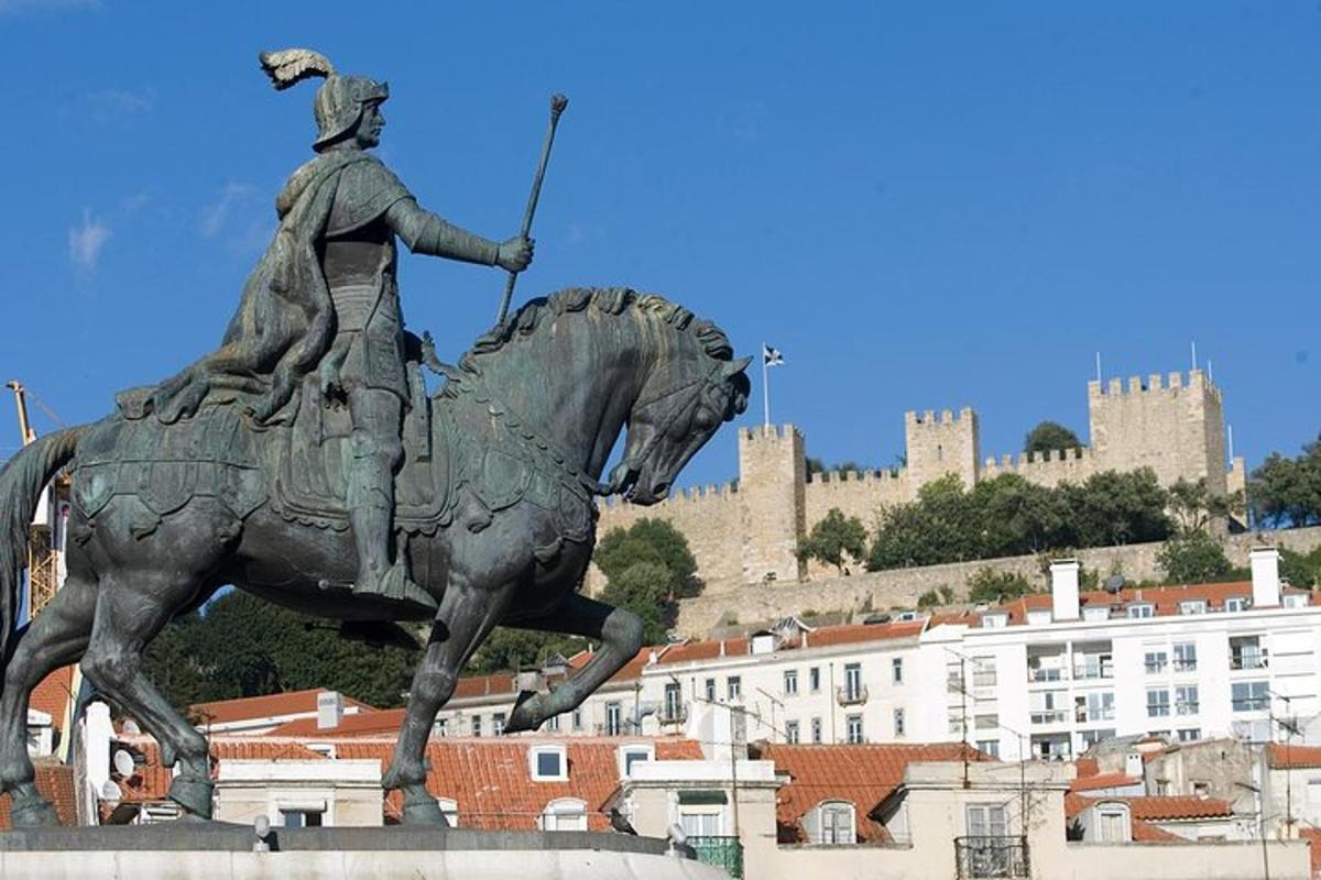 una statua di un uomo a cavallo con un castello sullo sfondo