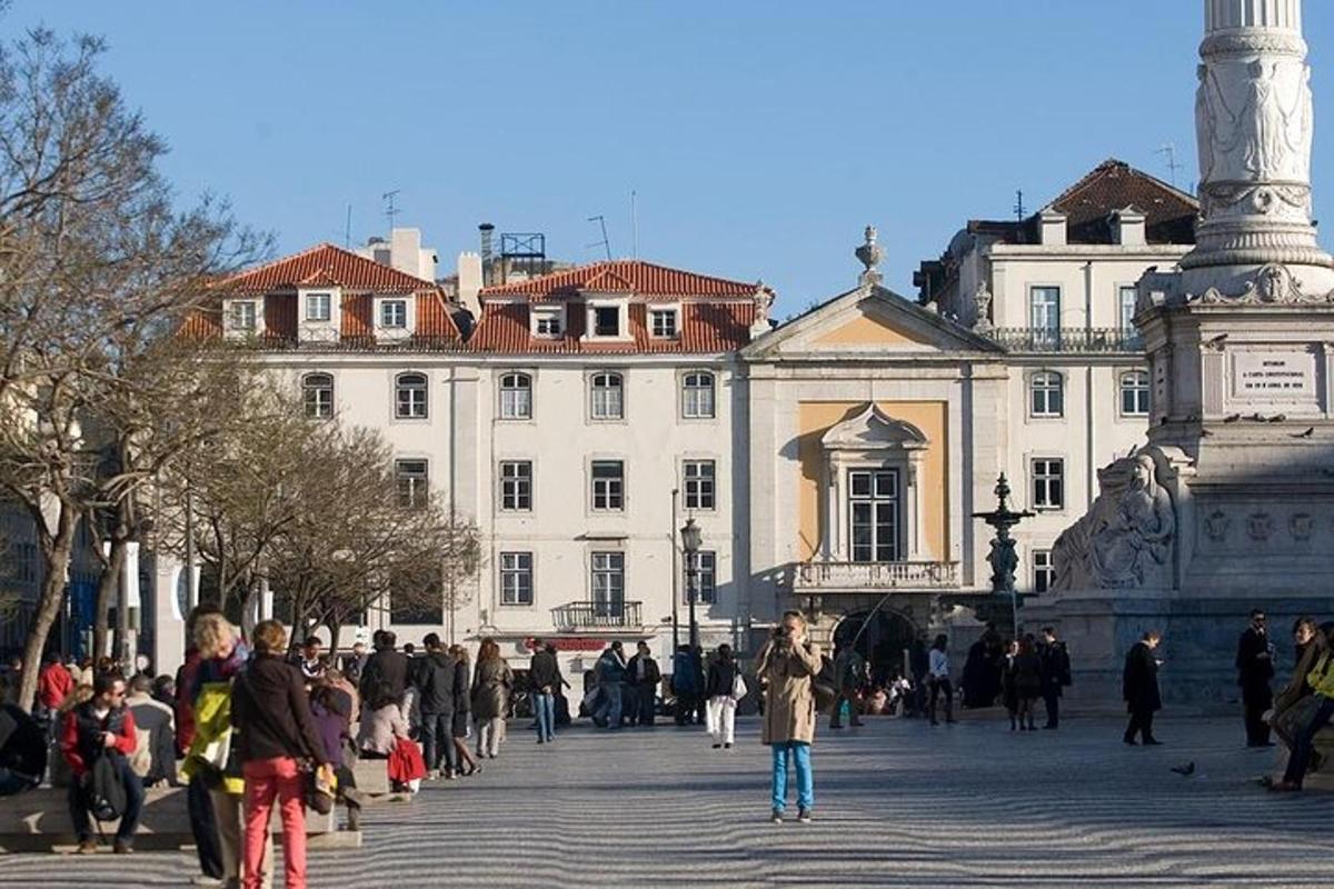 un gruppo di persone che camminano su una strada di fronte a un edificio