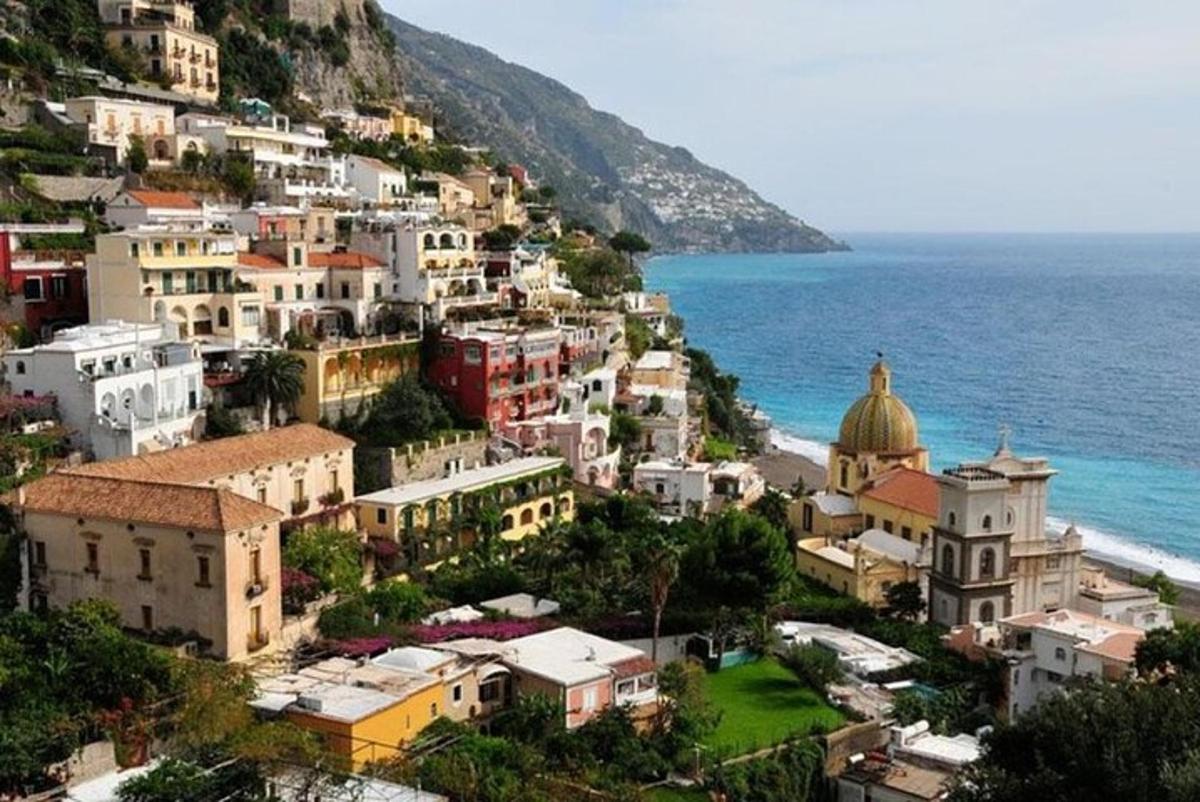 un gruppo di edifici su una collina vicino all'oceano