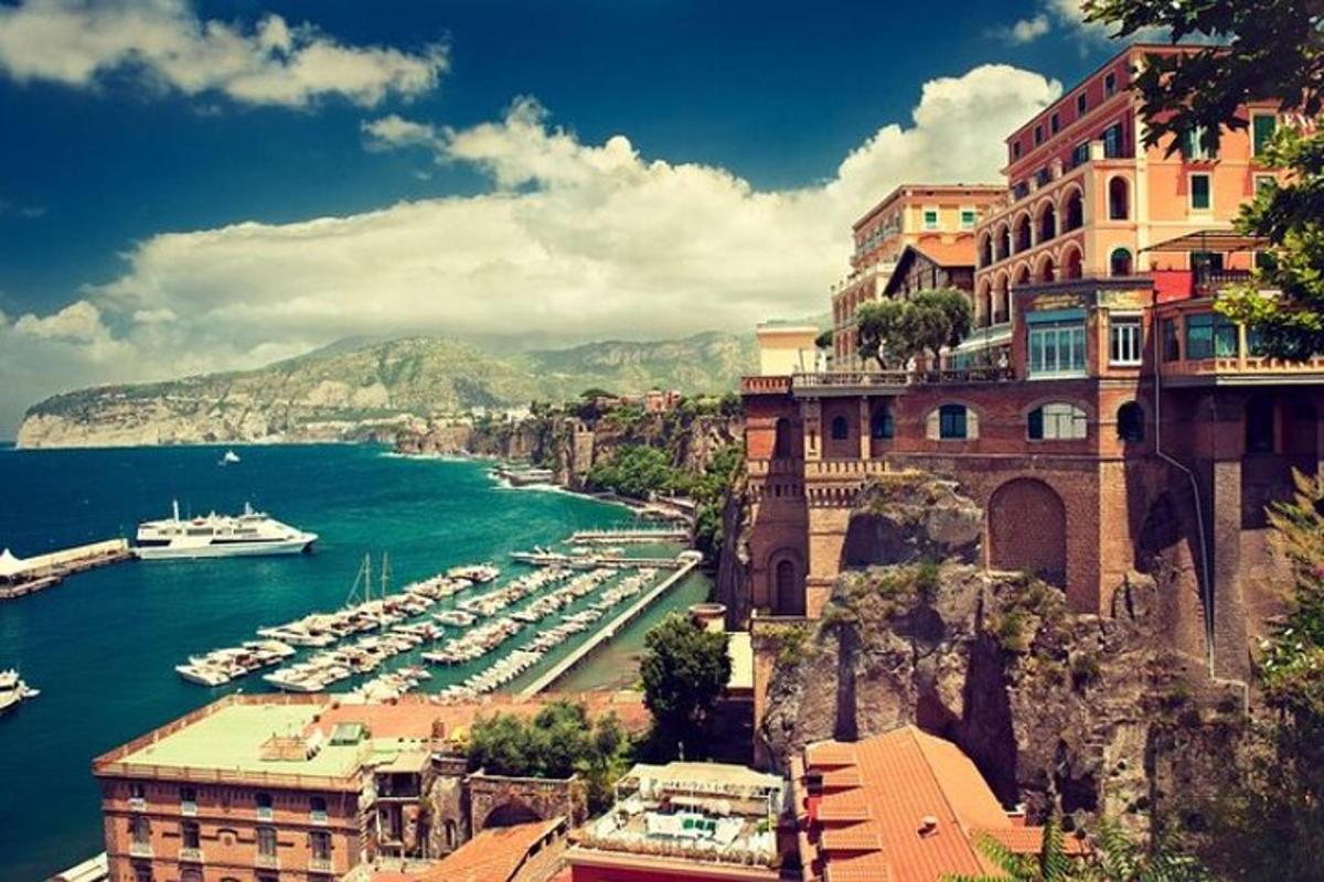 una vista di un porto con barche in acqua