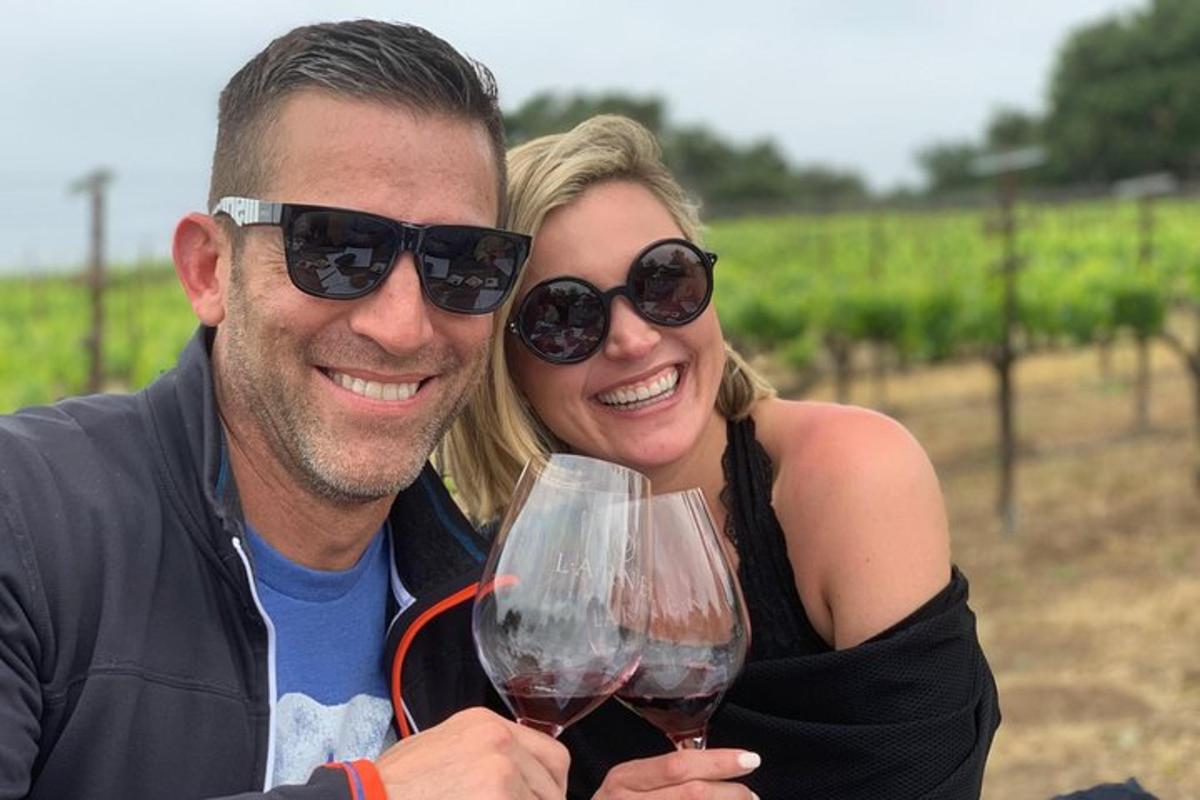 um homem e uma mulher segurando taças de vinho