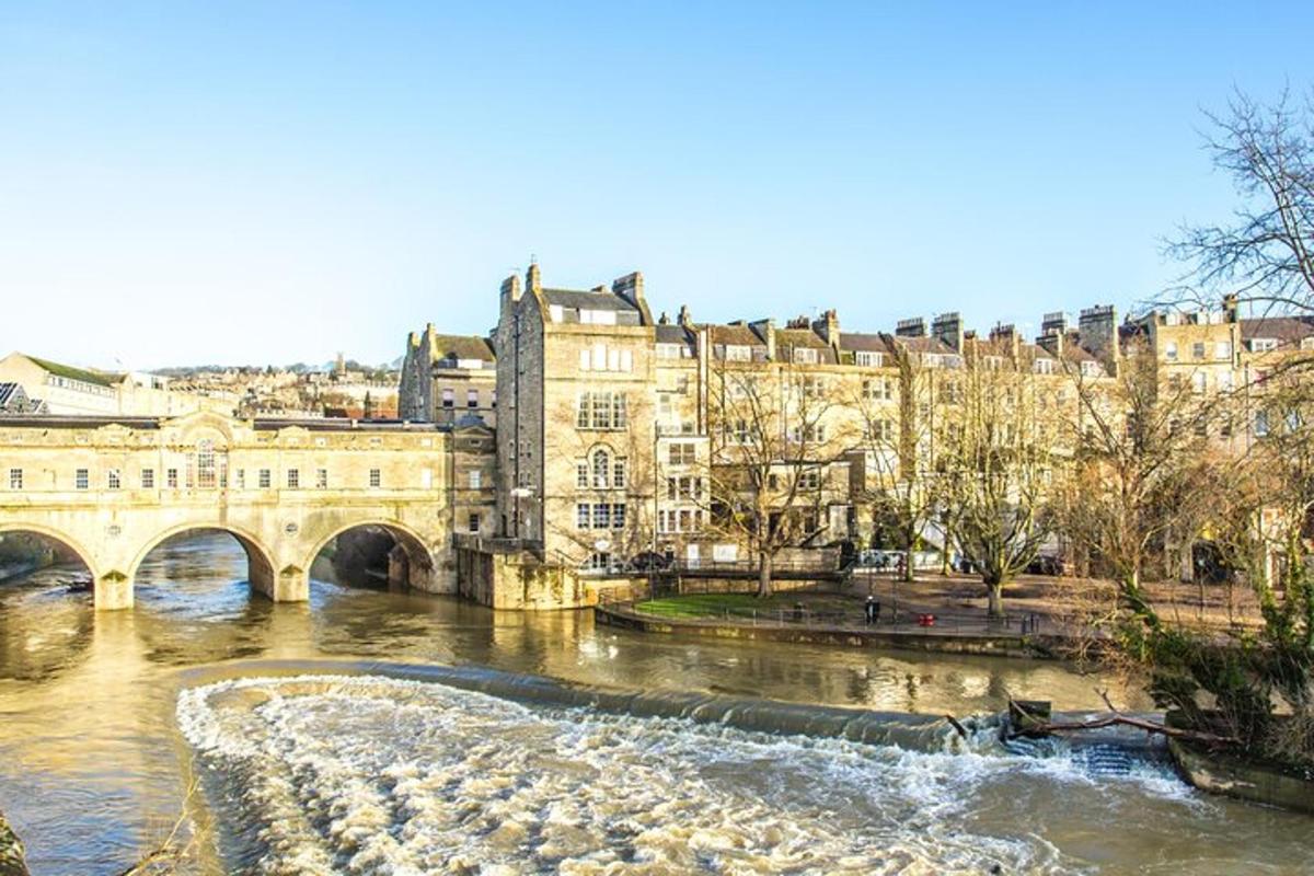 ein Fluss in einer Stadt mit einer Brücke und Gebäuden