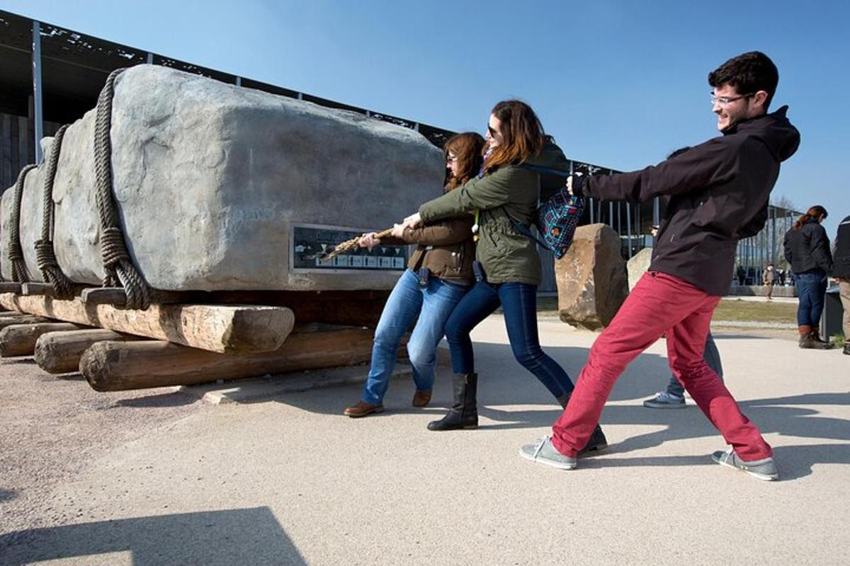 eine Gruppe von Menschen, die neben einer Statue stehen
