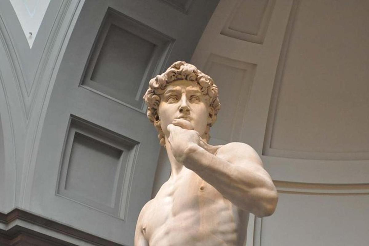 en statue av en mann med hånden for munnen