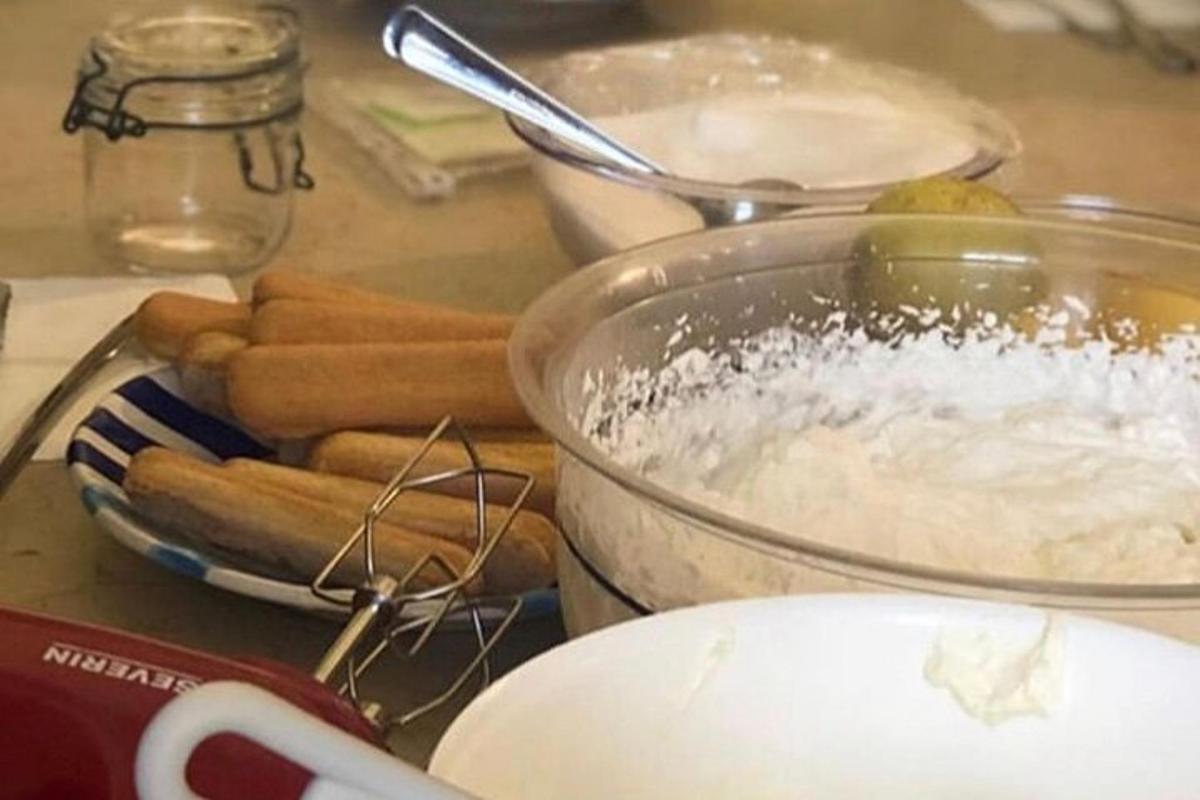 стільниця з мискою борошна та кількома хот-догами