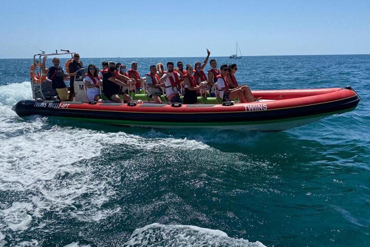 eine Gruppe von Menschen auf einem Boot im Wasser