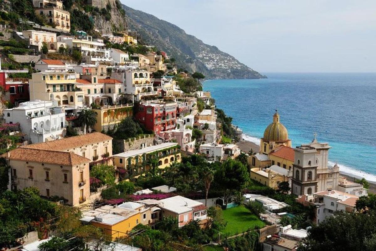 un gruppo di edifici su una collina vicino all'oceano