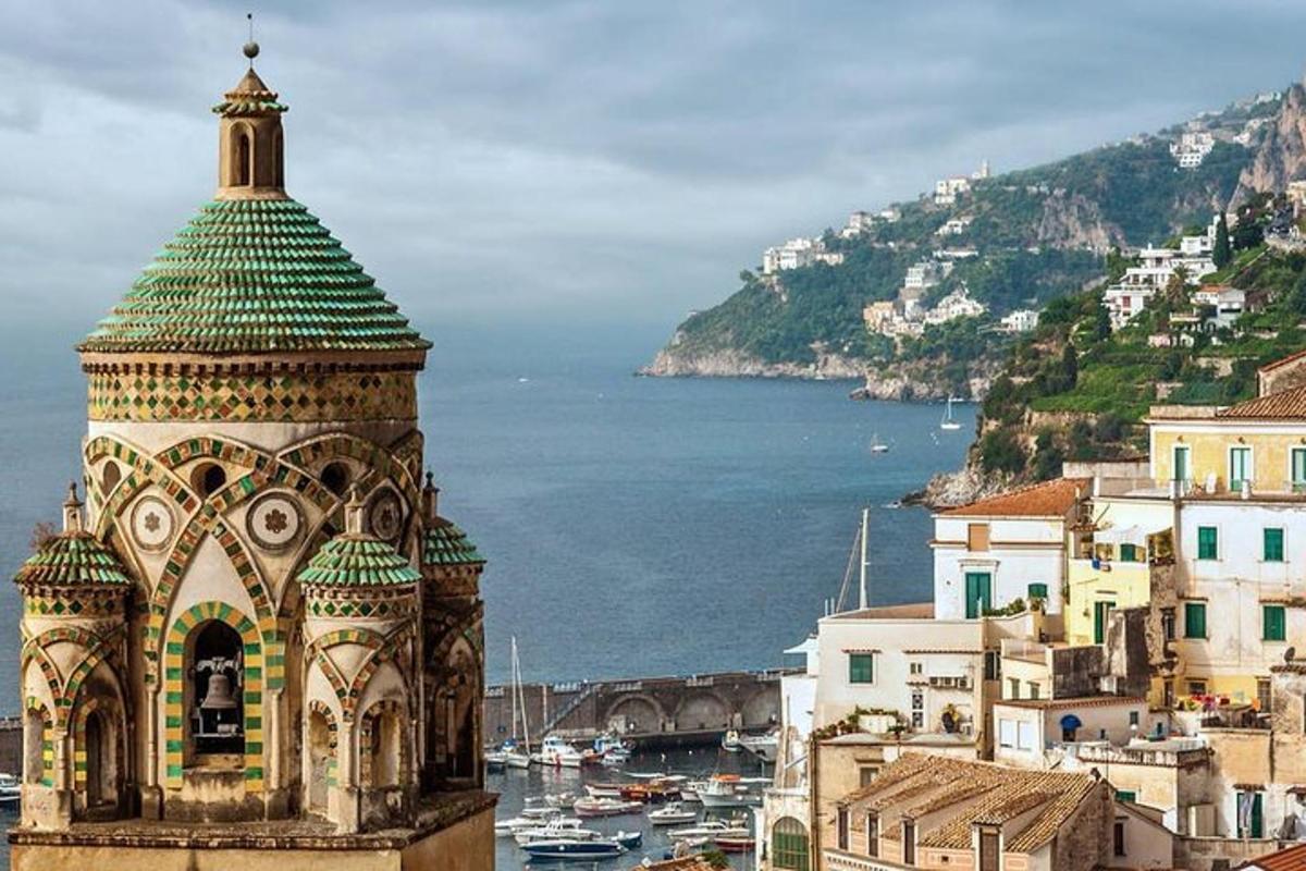 un edificio con un tetto verde in cima a una città