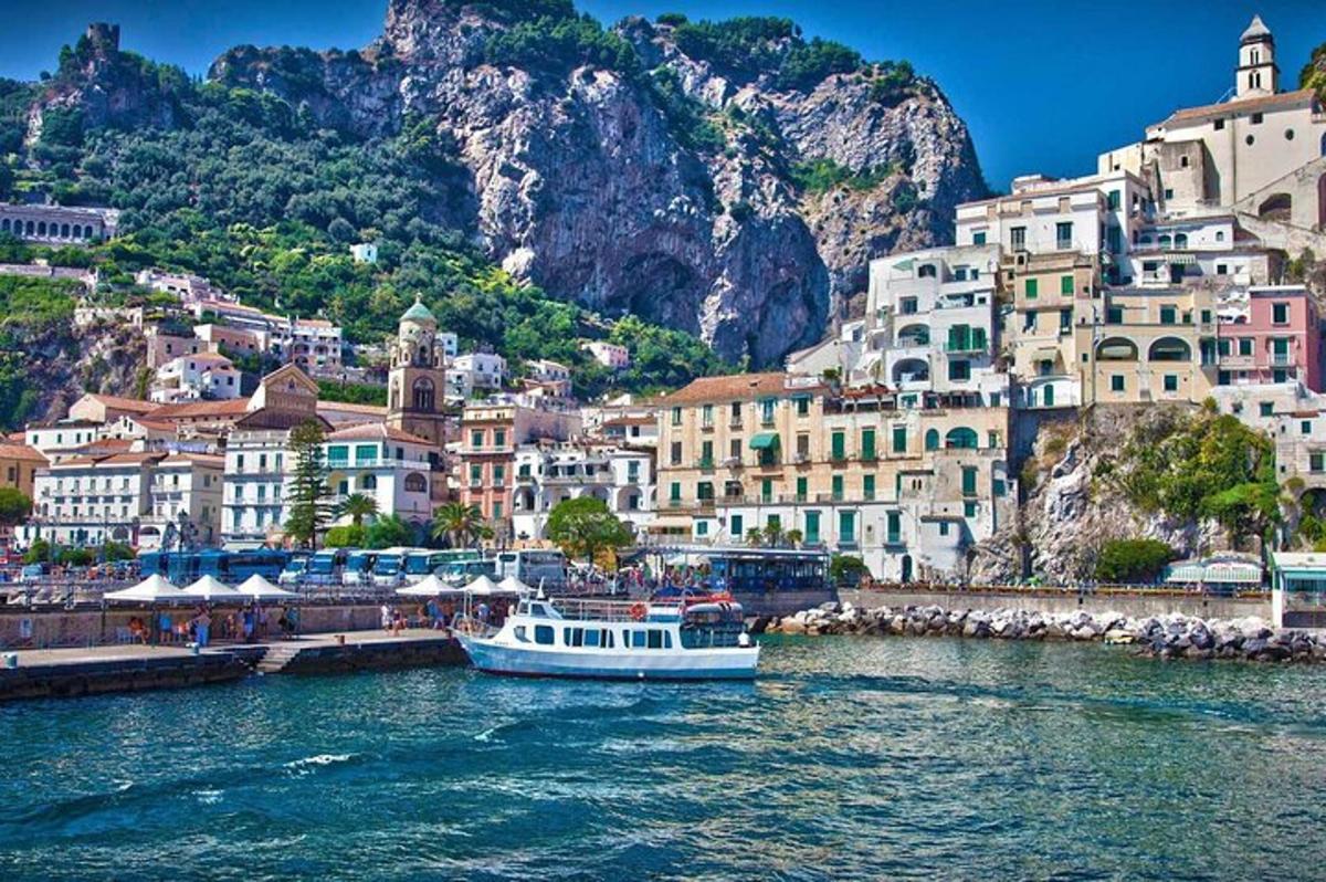 una barca in uno specchio d'acqua accanto agli edifici