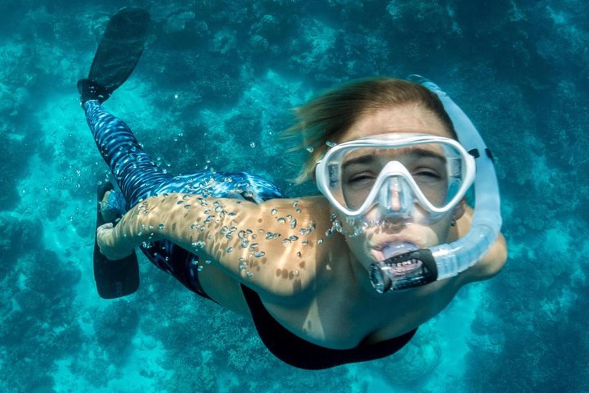 una donna che indossa una maschera antigas in acqua