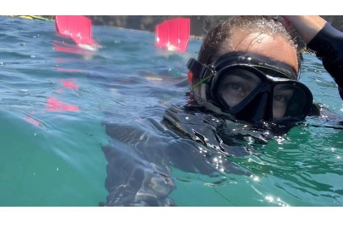 una persona in acqua che indossa una maschera da sub