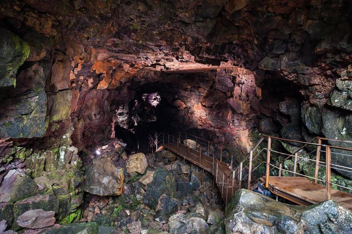 una grotta con una scala in una parete rocciosa