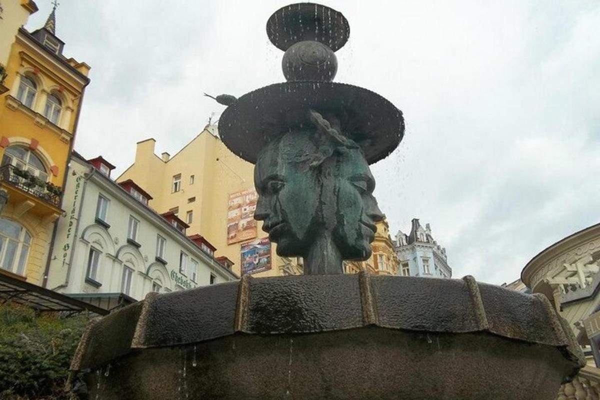 egy nő szobra szökőkúttal