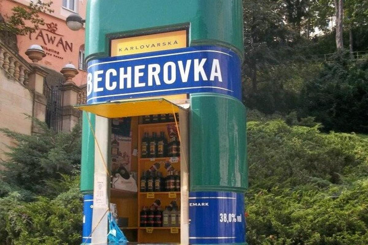 egy italhűtő egy utcai oszlopban