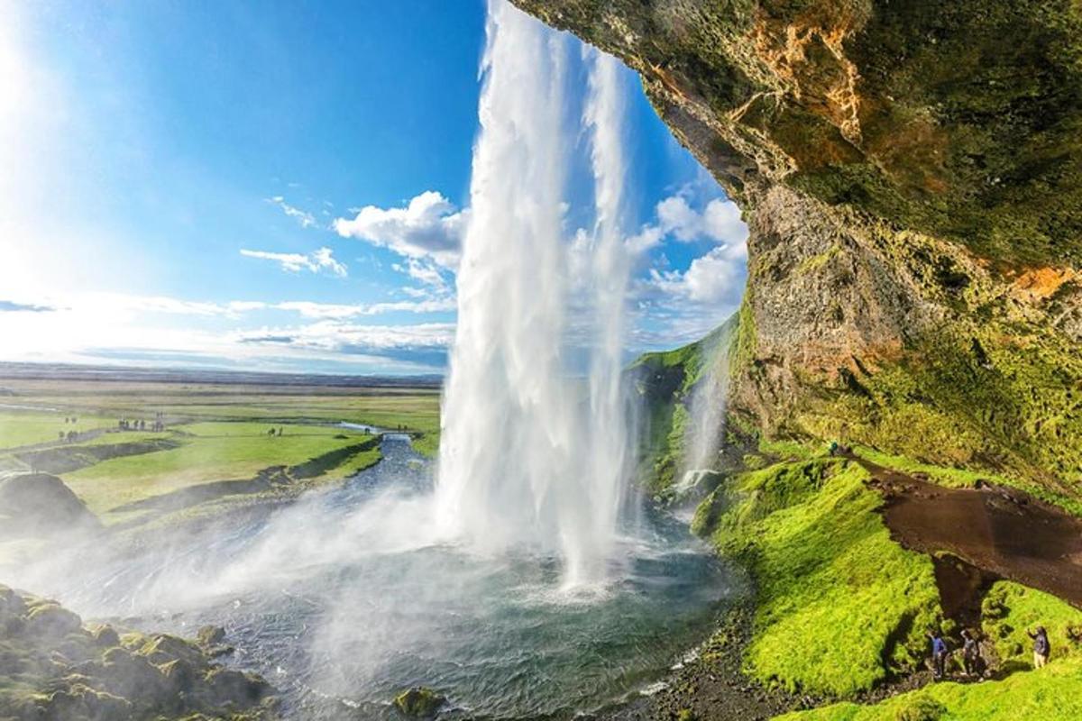 una vista aerea di una cascata su una scogliera