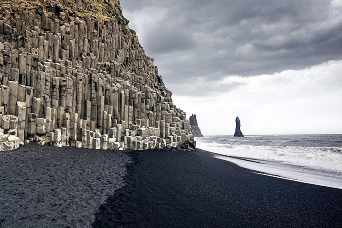 dinding batu di pantai hitam dengan tebing