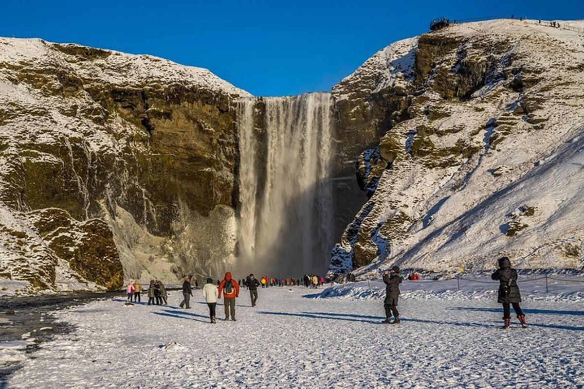un gruppo di persone in piedi davanti a una cascata