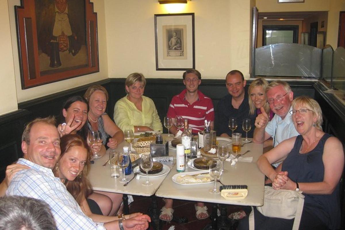 un gruppo di persone sedute a un tavolo