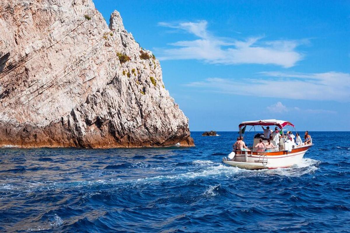 un gruppo di persone su una barca nell'oceano