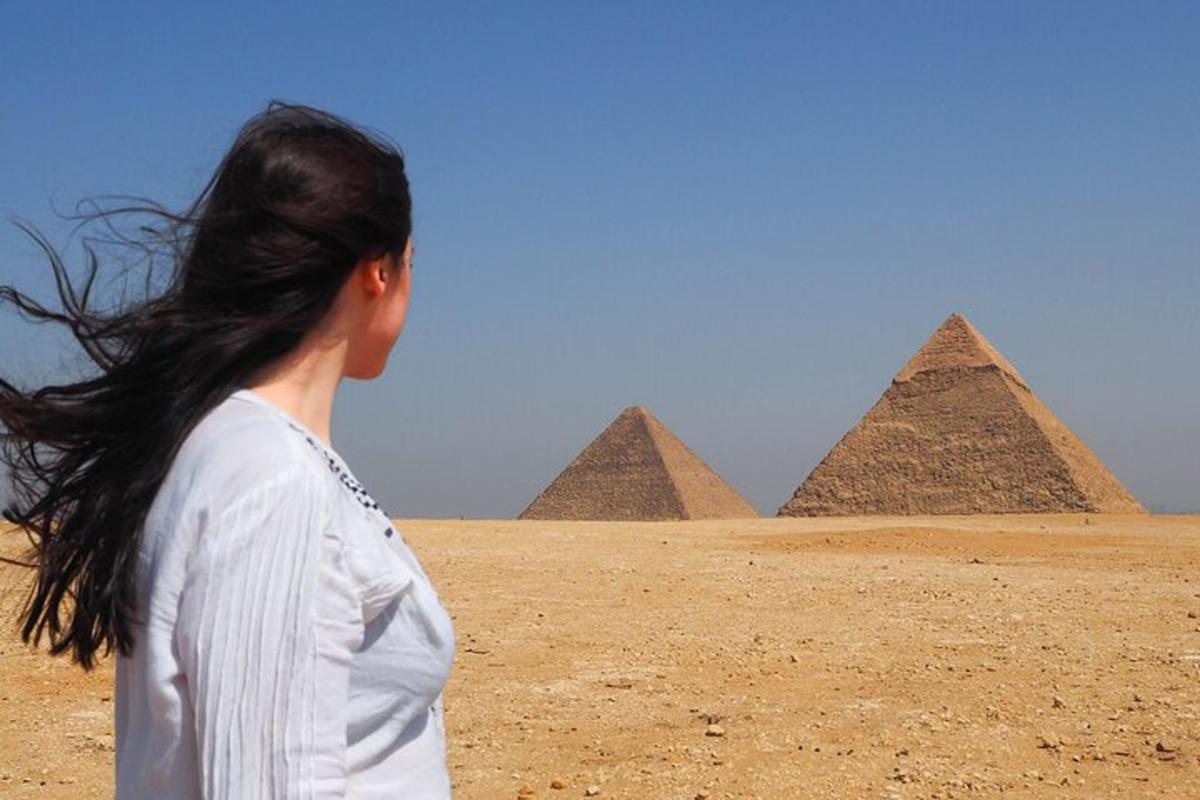 una donna in piedi davanti alle piramidi