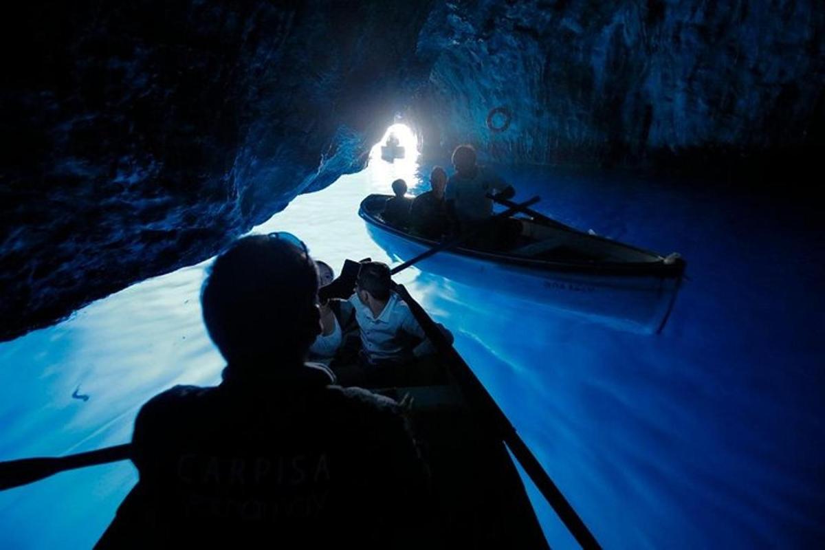 eine Gruppe von Menschen in einem Boot in einer Höhle
