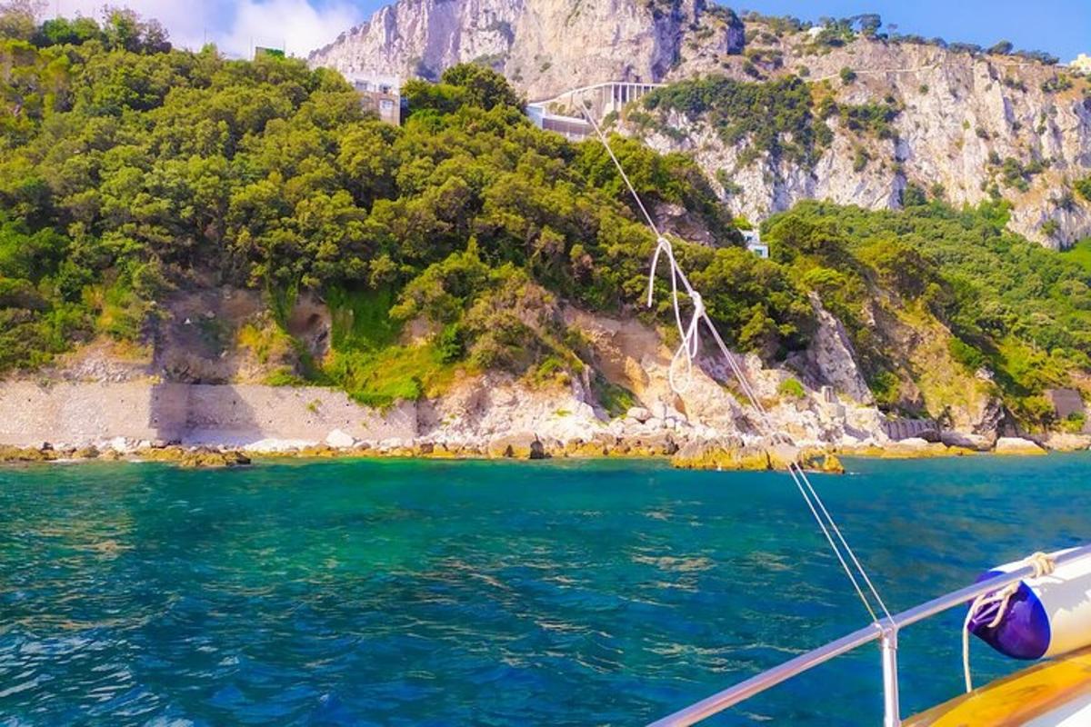 una barca in acqua di fronte a una montagna