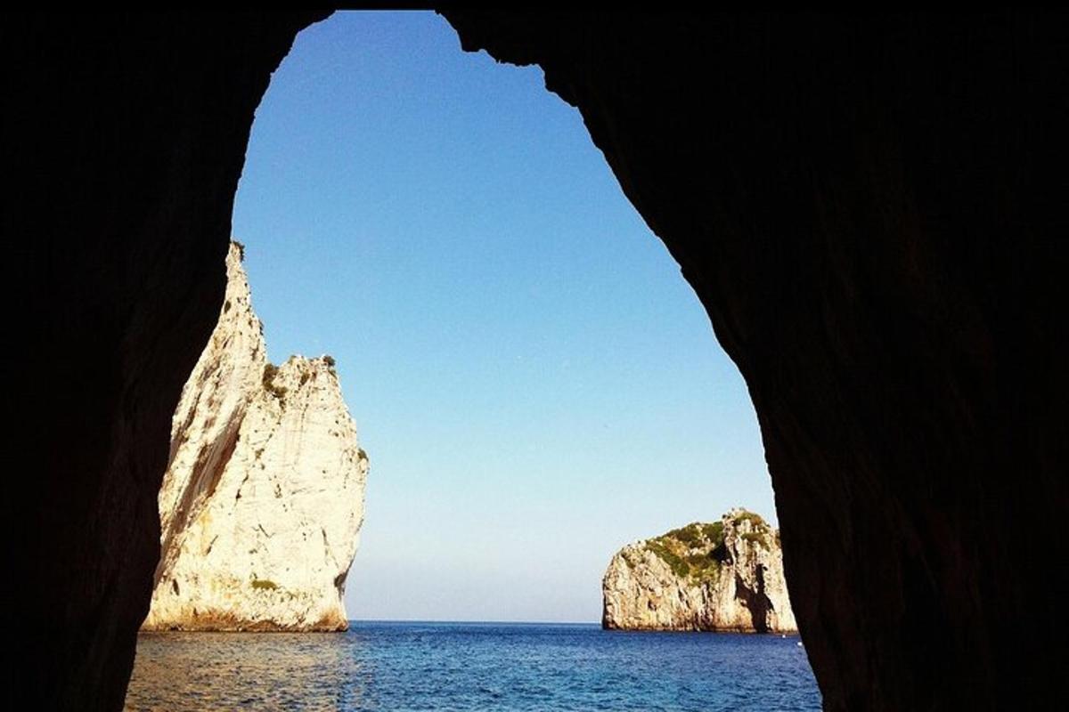 una vista dell'oceano dall'interno di una grotta