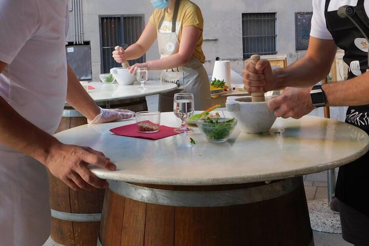 um grupo de pessoas em uma cozinha preparando comida