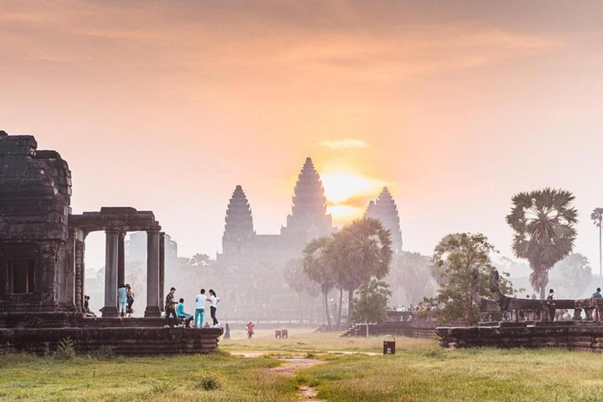 een groep mensen die voor een tempel staat